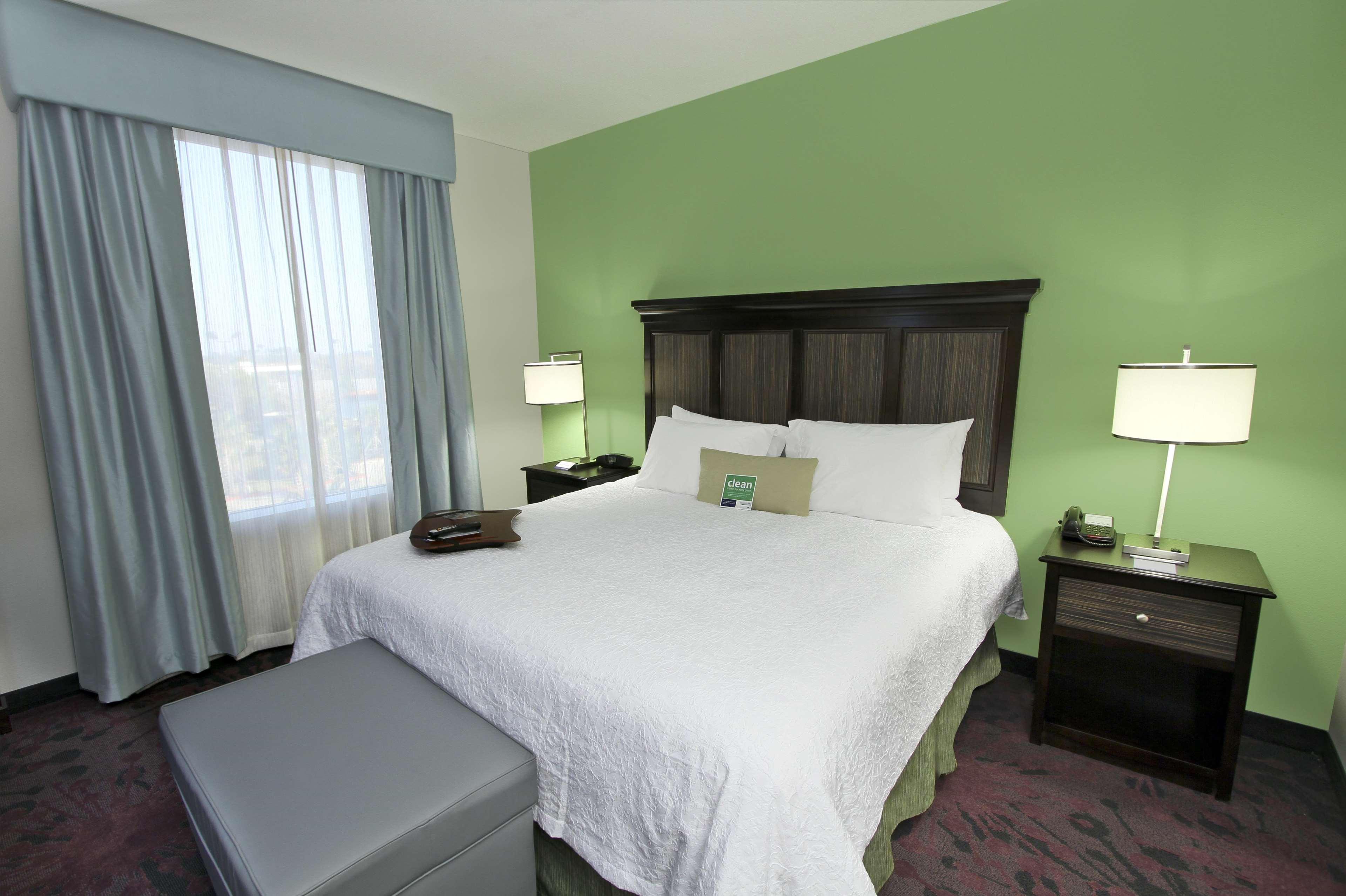 Hampton Inn & Suites Winnie Szoba fotó