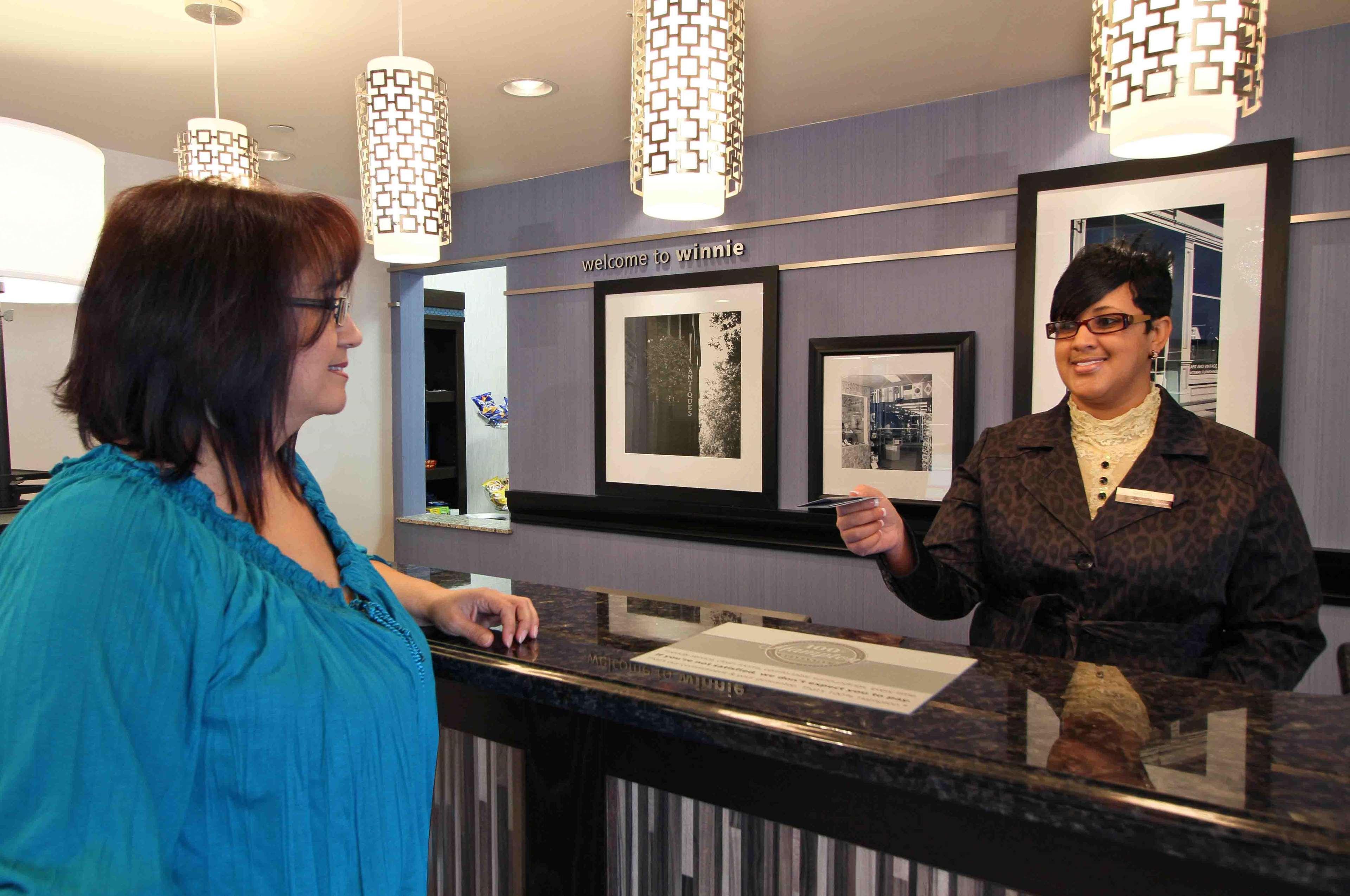 Hampton Inn & Suites Winnie Beltér fotó